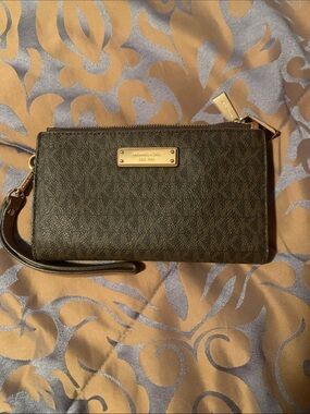 Michael kors wristlet wallet